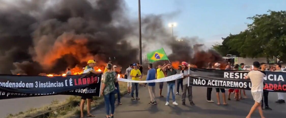 Cinco trechos de rodovias permanecem bloqueados na Bahia