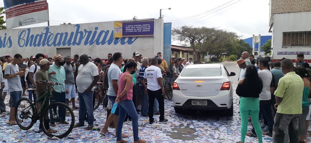 Eleitores feirenses fazem fila e até corrida para votar