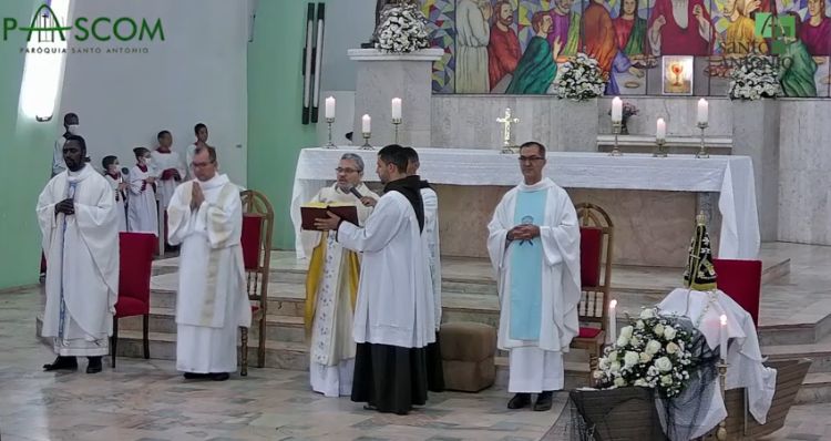 Padroeira do Brasil! Devotos homenageiam Nossa Senhora Aparecida na Igreja dos Capuchinhos