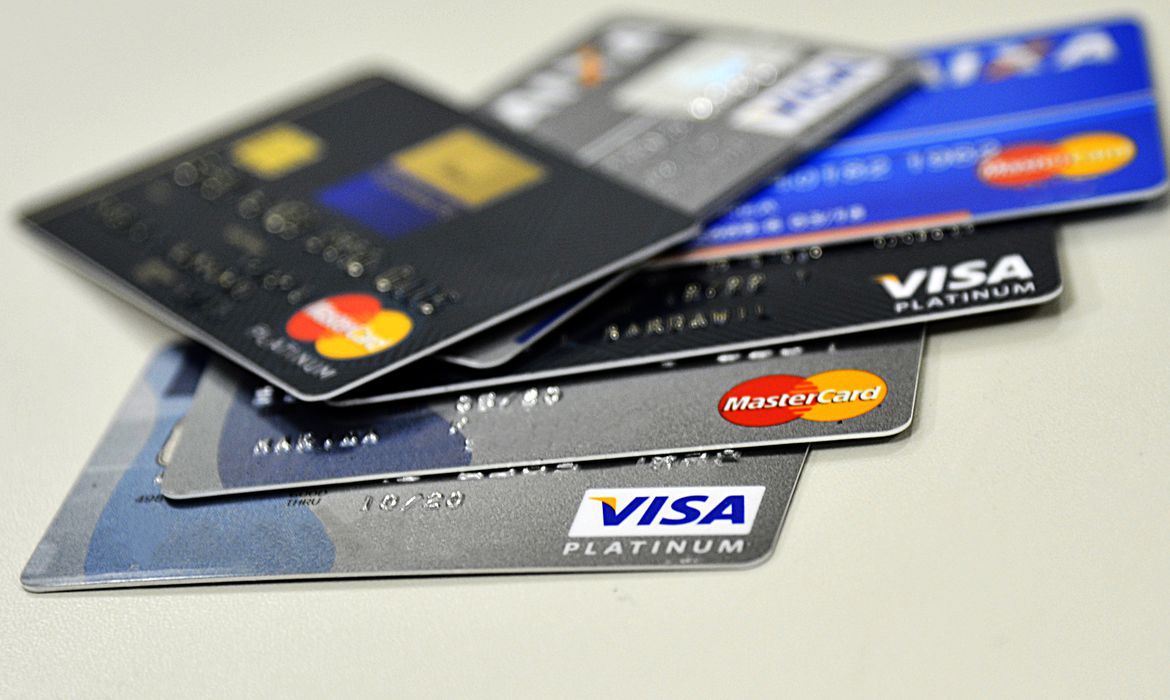 Economista explica mudança no rotativo do cartão de crédito