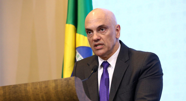 Alexandre de Moraes recusa pedido de Bolsonaro para investigar suposto boicote de rádios