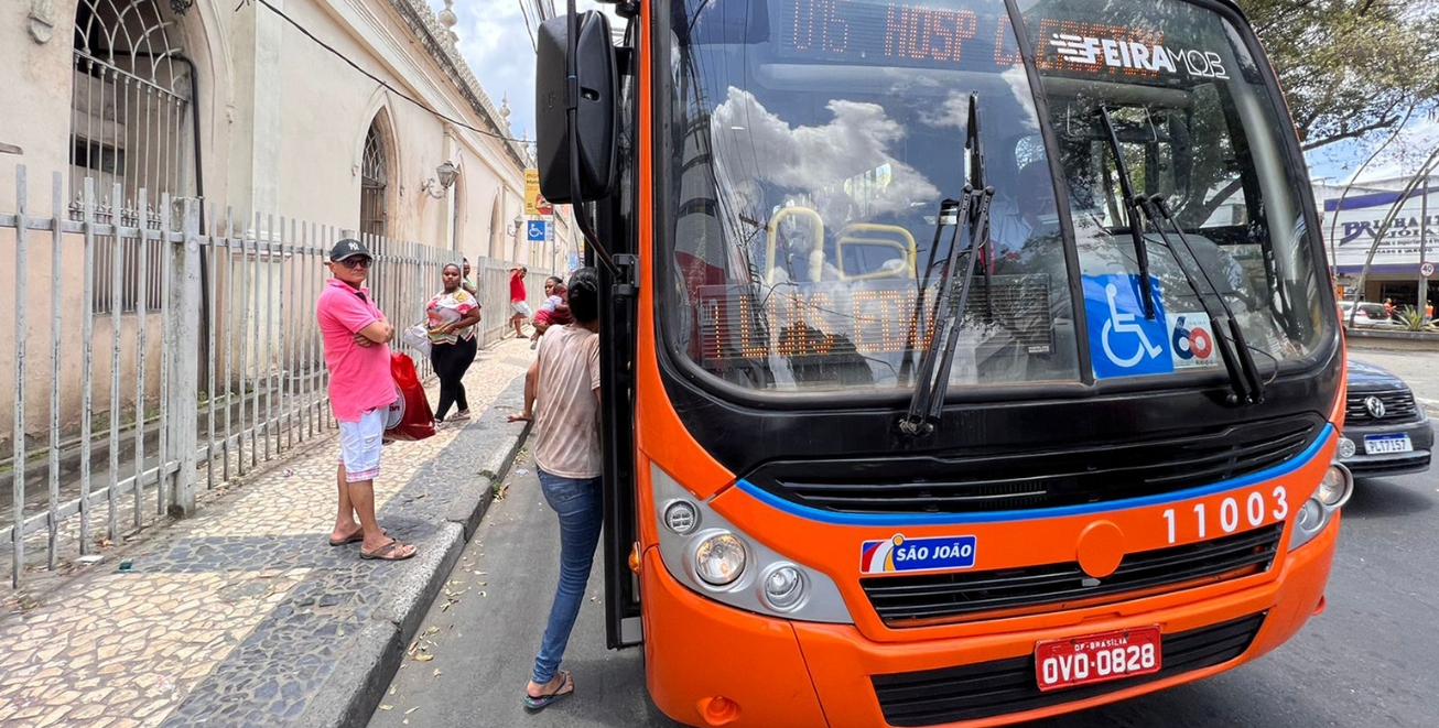 Prefeitura instala novo ponto de ônibus em frente ao Mercado de Artes