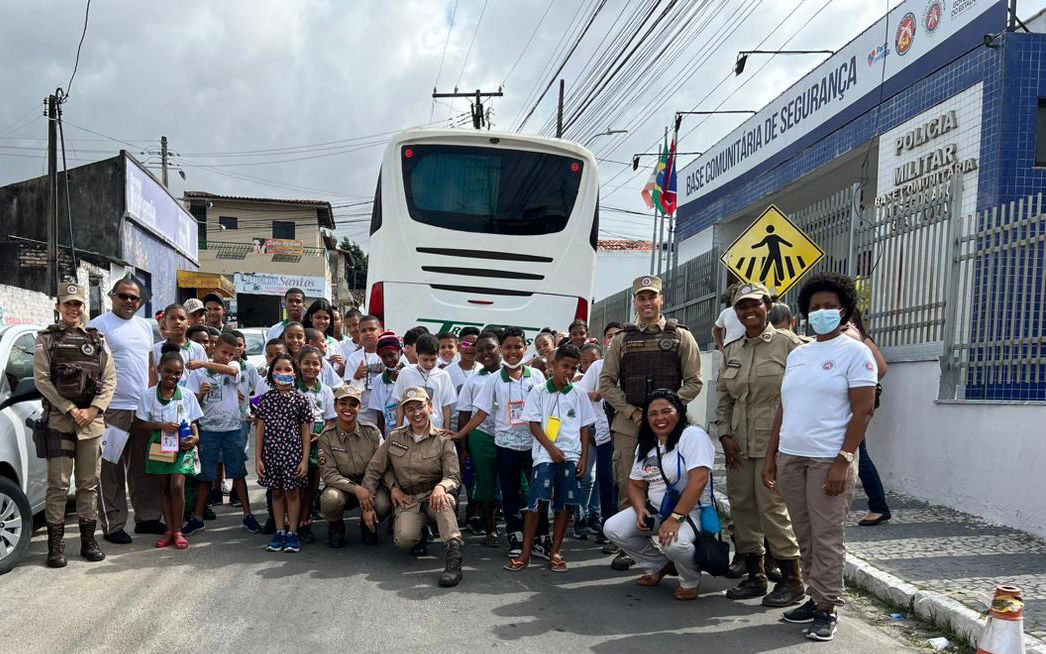 Polícia Militar promove passeio com crianças a shopping em Feria de Santana