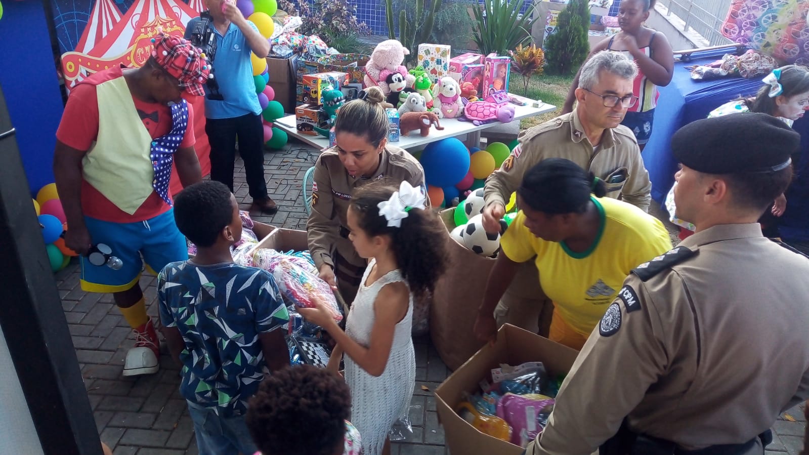 BCS Rua Nova entrega brinquedos arrecadados durante campanha e fazem a alegria das crianças