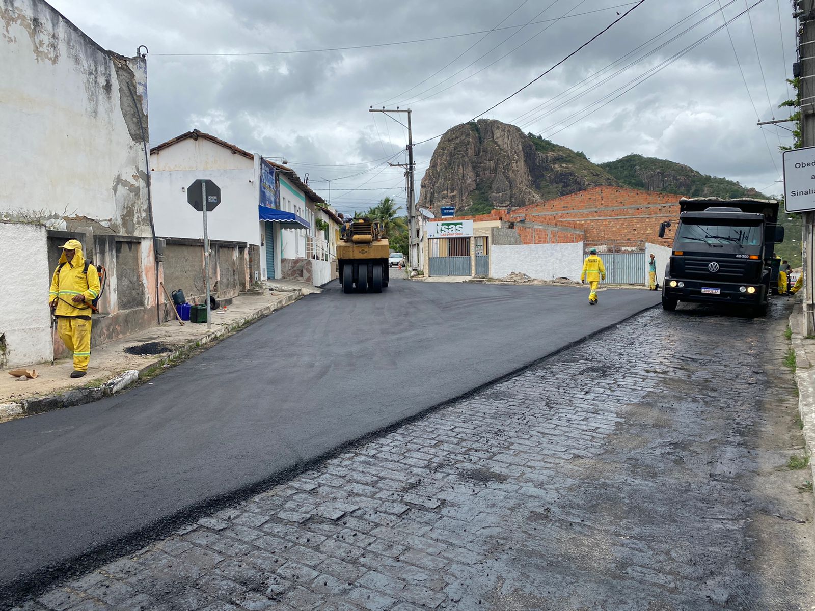 Prefeitura de Tanquinho inicia pavimentação asfáltica nas ruas do centro da cidade