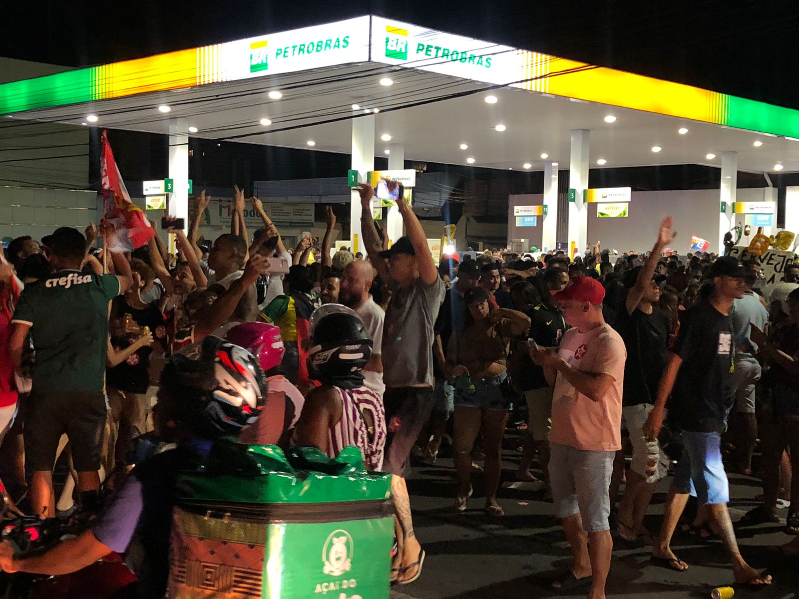 Eleitores comemoram vitória de Jerônimo e Lula em Feira de Santana