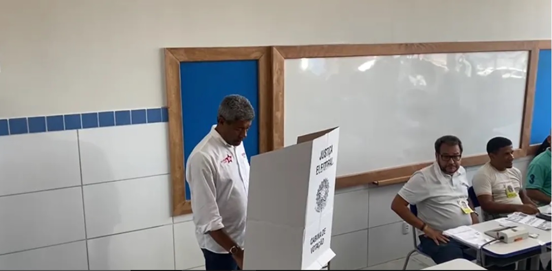 Jerônimo Rodrigues vota em Salvador acompanhado do governador