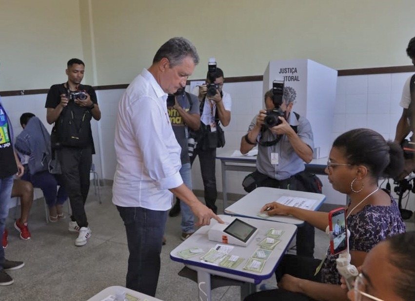 Depois de uma hora e meia na fila, governador Rui Costa vota no bairro da Liberdade
