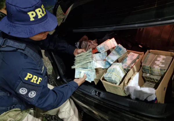 PRF apreende R$ 2,5 milhões na mala de carro; suspeita é de compra de votos
