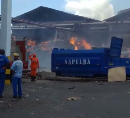 Incêndio atinge fábrica em Feira de Santana