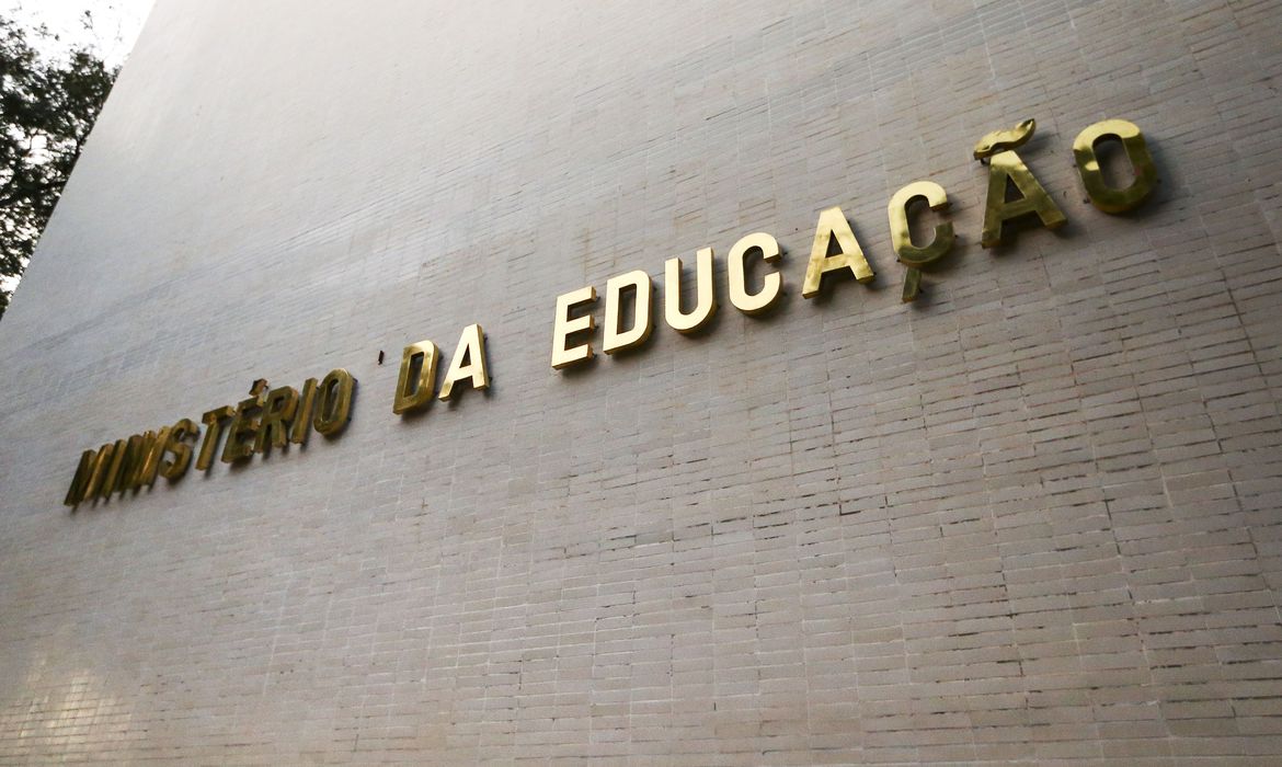 Ministro da Educação diz que bolsas de pós-graduação serão pagas até terça-feira