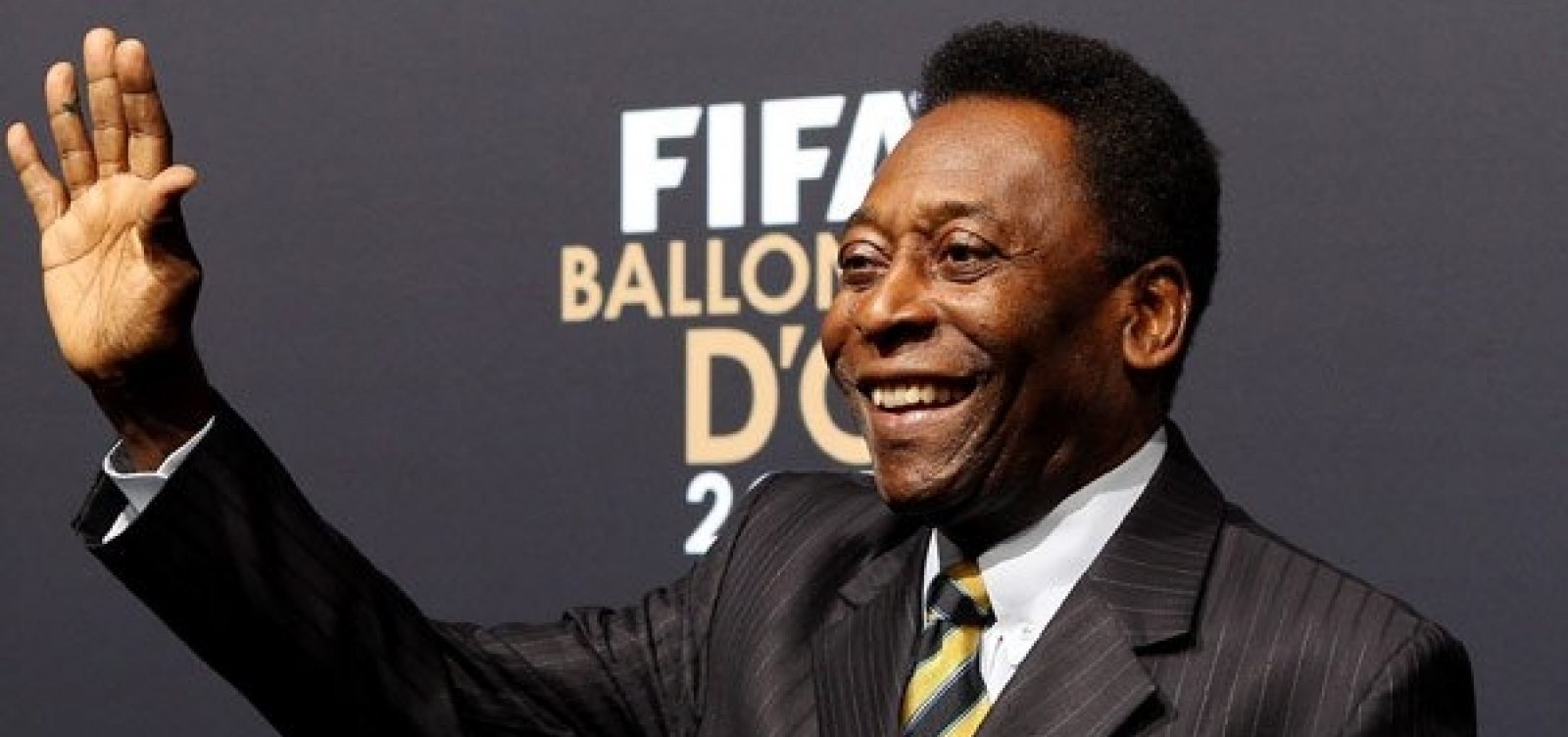‘Tragam esse troféu para casa’, diz Pelé para seleção brasileira