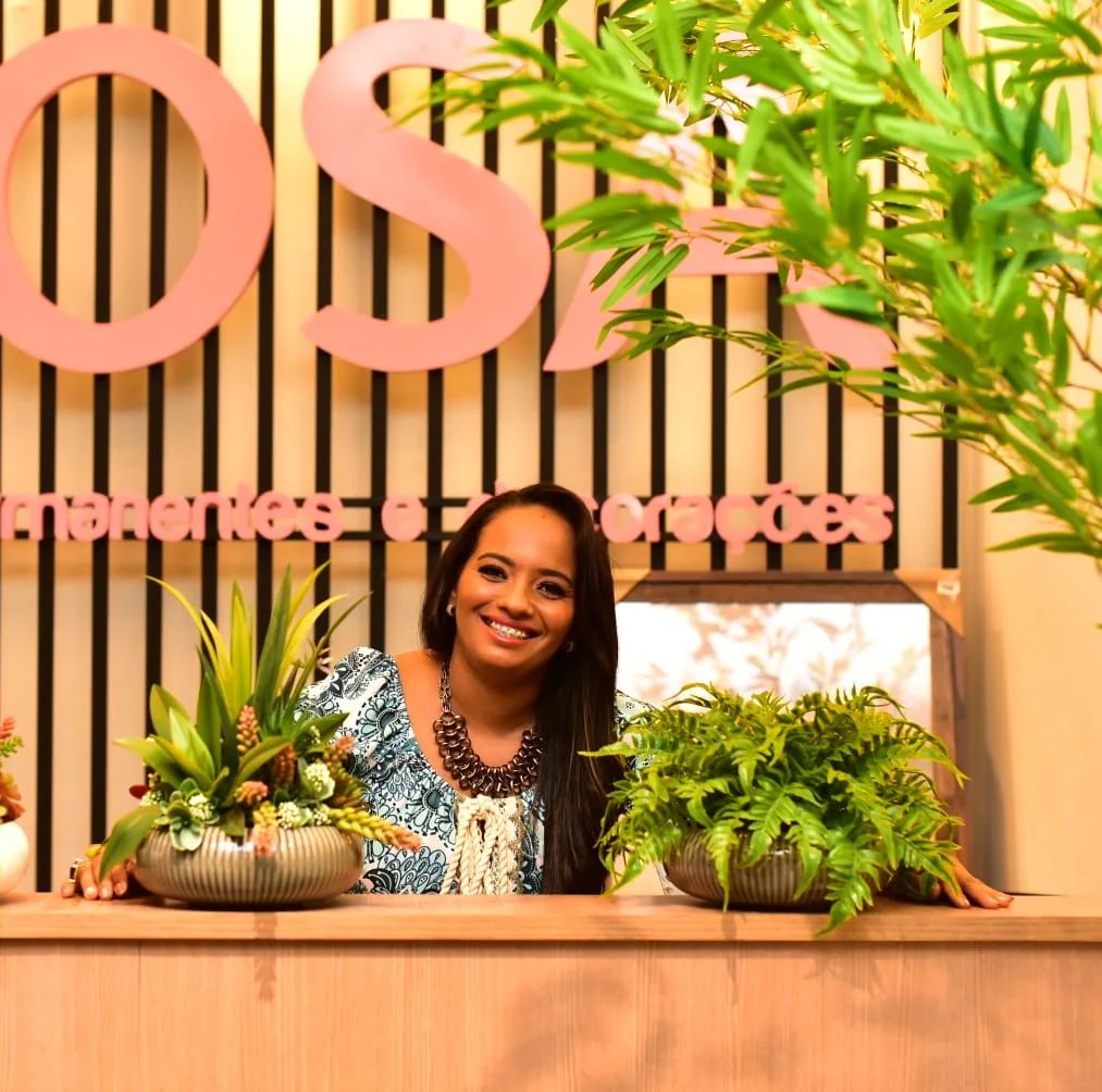 Rosa Flores: Empresária faz sucesso com comércio de flores permanentes