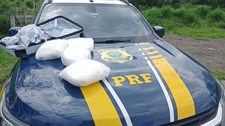 Polícia encontra cocaína em mala de passageira que transportava drogas do Rio de Janeiro para Feira de Santana