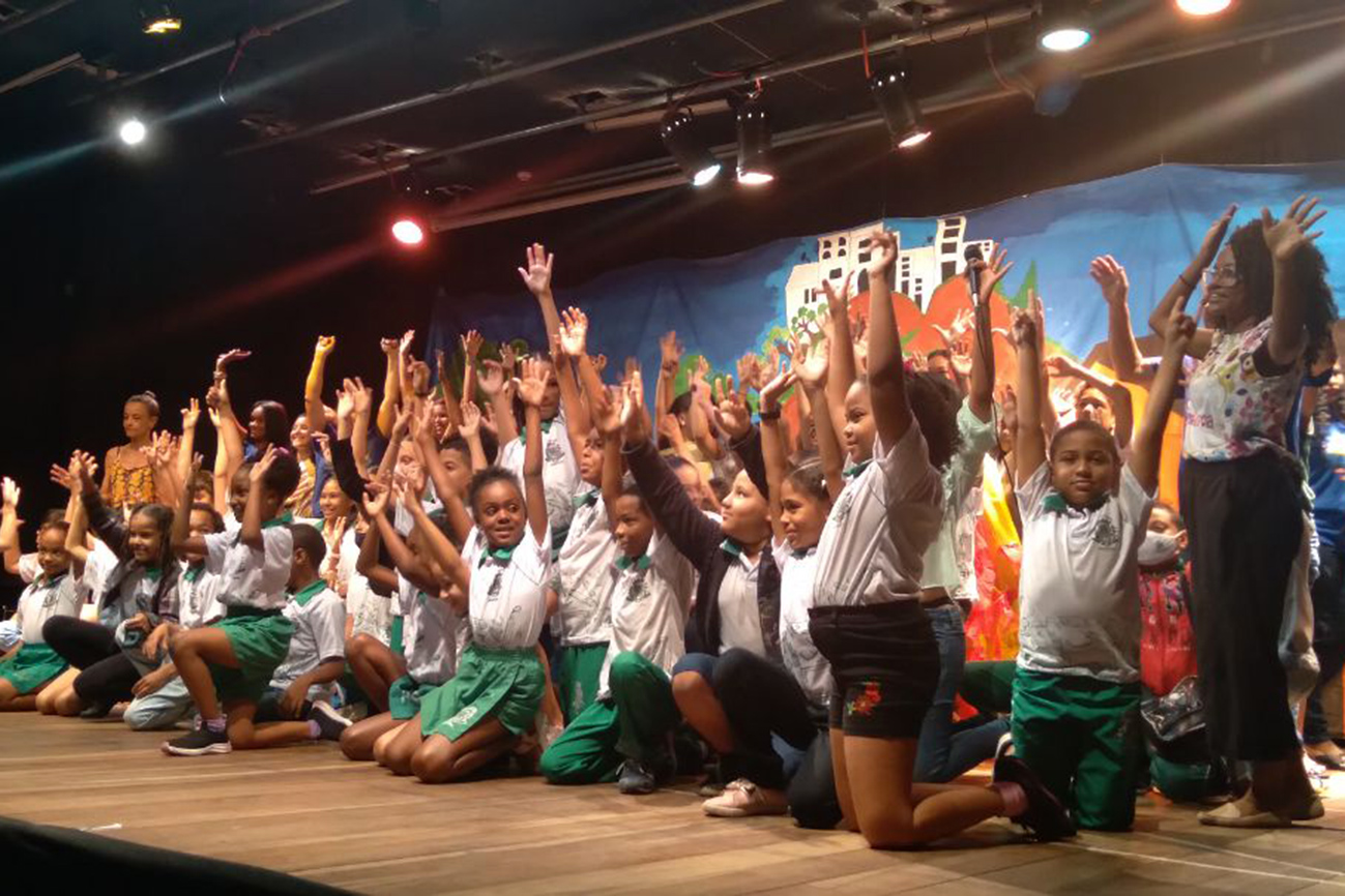 Alunos da Escola Regina Vital apresentam espetáculo “Os Saltimbancos”