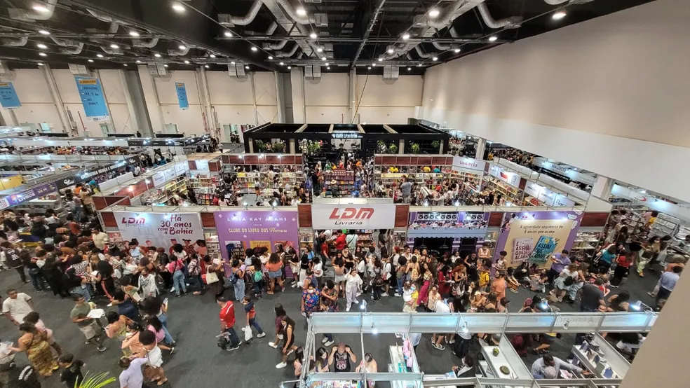 Bienal do Livro da Bahia chega a 80 mil visitantes; evento termina nesta terça-feira