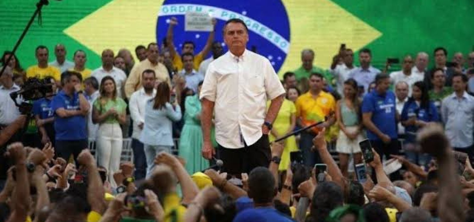 Bolsonaro retorna às redes sociais com foto enigmática