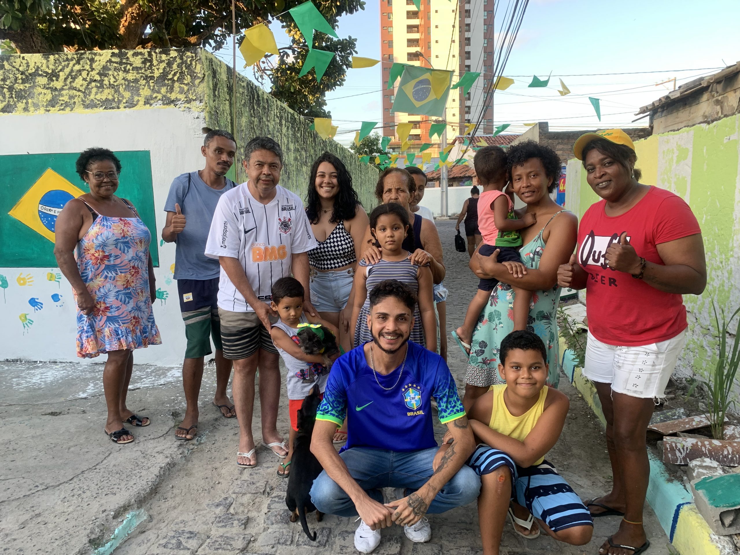 Em clima de Copa do Mundo, feirenses se juntam e decoram rua