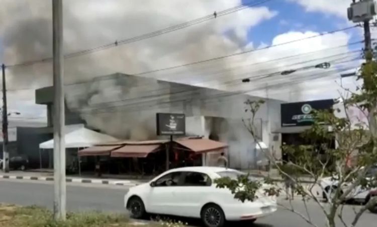 Incêndio atinge restaurante em Feira de Santana
