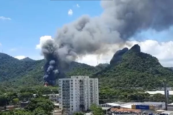 Vídeo: incêndio atinge o Projac, da Rede Globo, no Rio de Janeiro