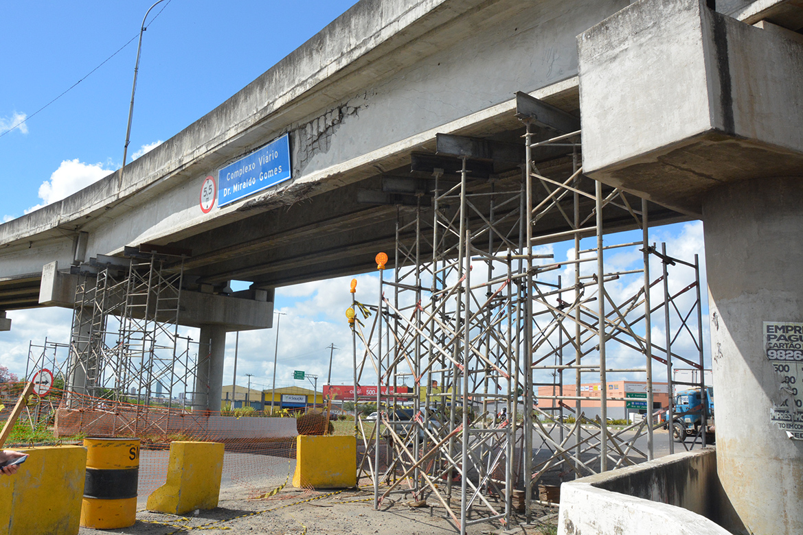 Após terceiro acidente, parte inferior do viaduto Miraldo Gomes  é interditada