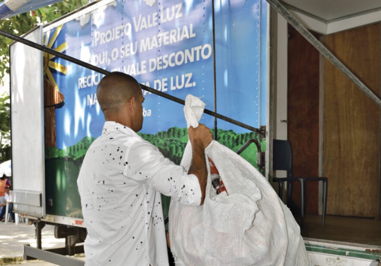 Conceição da Feira recebe ação para troca de resíduos por descontos na conta de energia