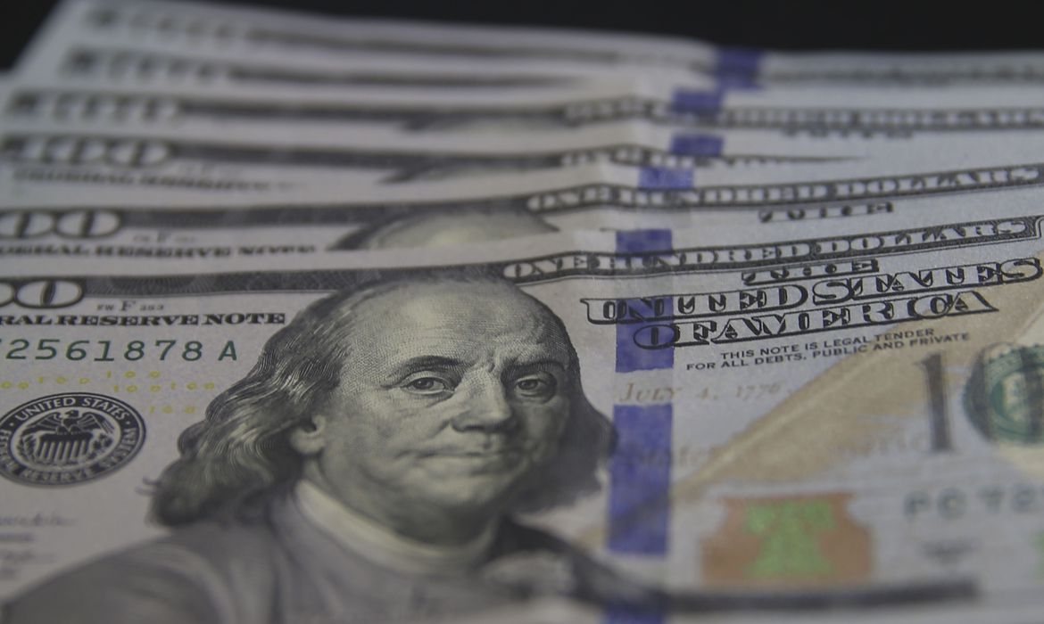 Dólar é negociado abaixo de R$ 5 pela primeira vez desde junho