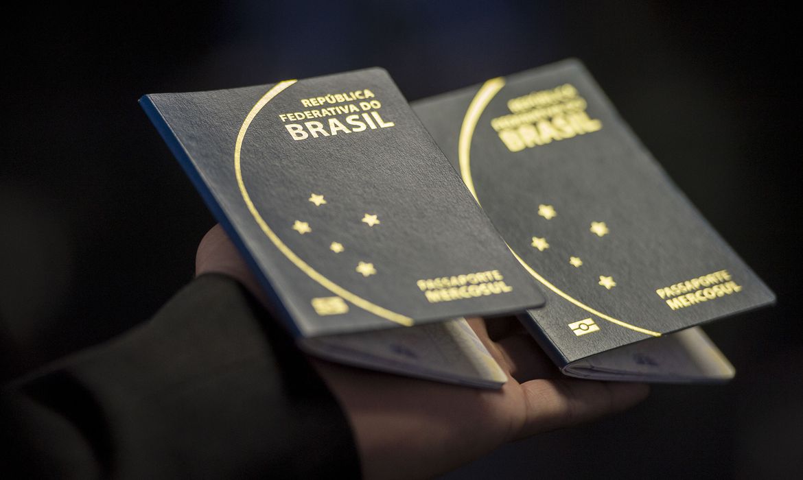 Emissão de passaporte no Brasil chega a ter 100 mil pessoas na fila de espera