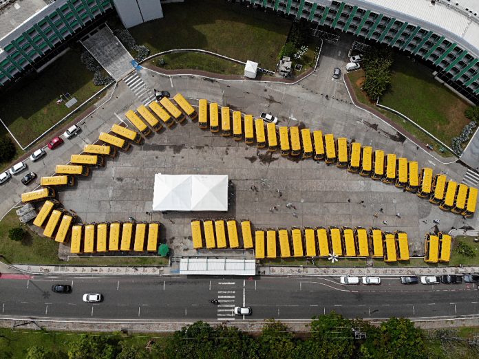 Governo da Bahia entrega 65 novos ônibus escolares para prefeituras