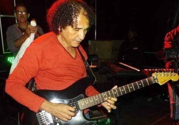 Morre Tony Oliveira, guitarrista de Edson Gomes que enfartou no palco em setembro