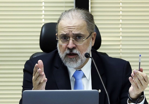 Consignado do Auxílio Brasil é inconstitucional, diz Augusto Aras