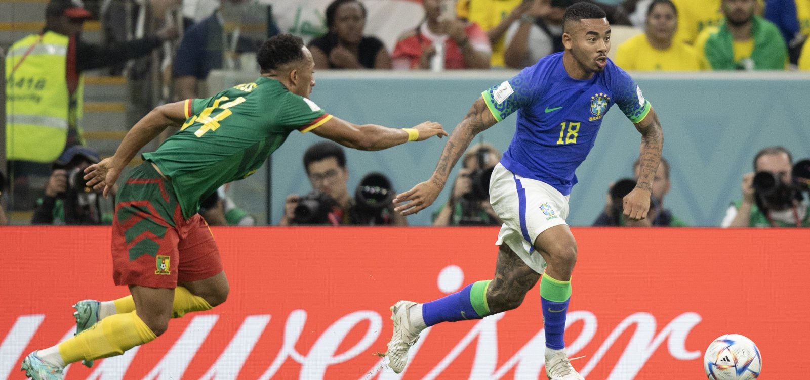 Camarões vence Brasil nos acréscimos, mas seleção brasileira vai para oitavas de final