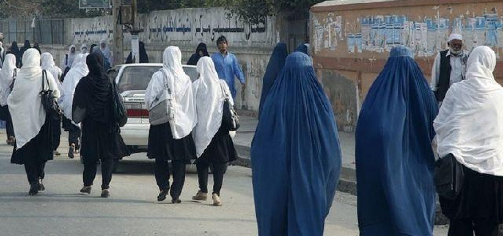 Afeganistão: Talibã proíbe mulheres nas universidades