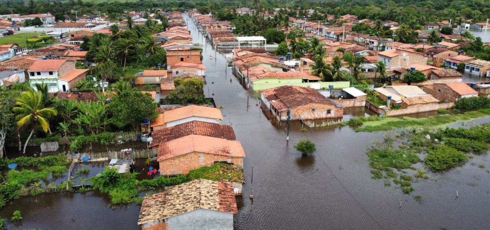 Famílias afetadas pelas chuvas na Bahia recebem alimentos e medicações por helicóptero