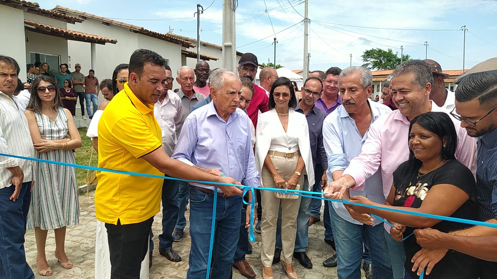 Prefeito de Candeal entrega 30 casas do projeto Moradia Digna 