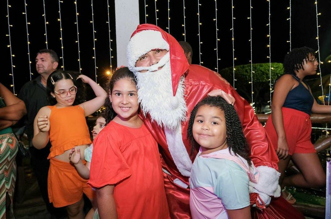 Prefeito de Ipecaetá se veste de Papai Noel e anima crianças 