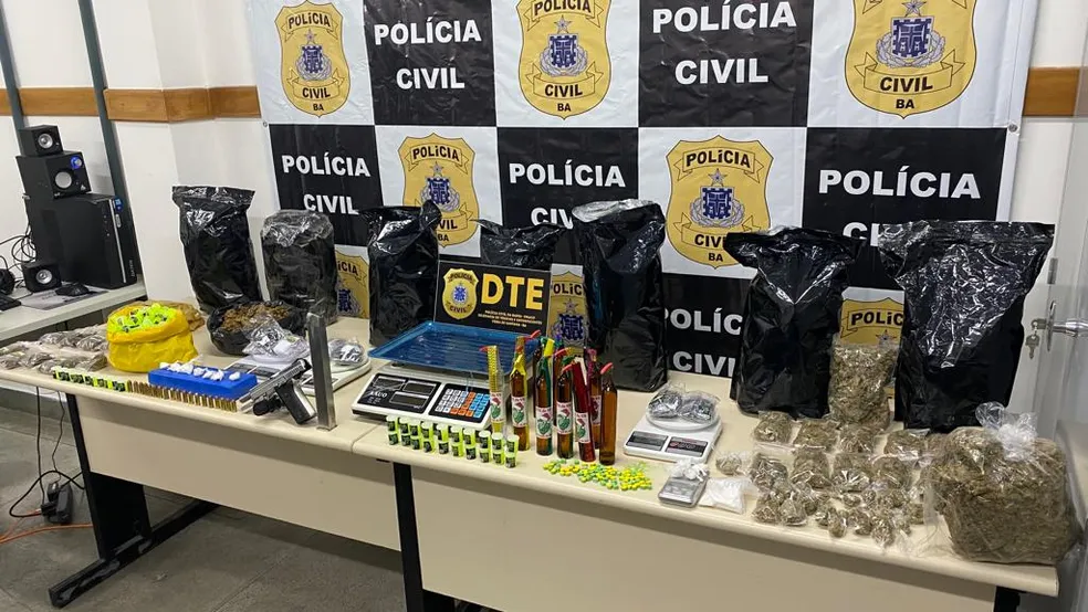 Drogas e arma são encontradas em condomínio de Feira de Santana 