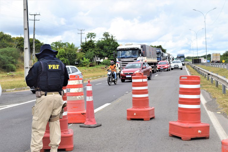 Caminhão roubado é recuperado pela PRF em Feira