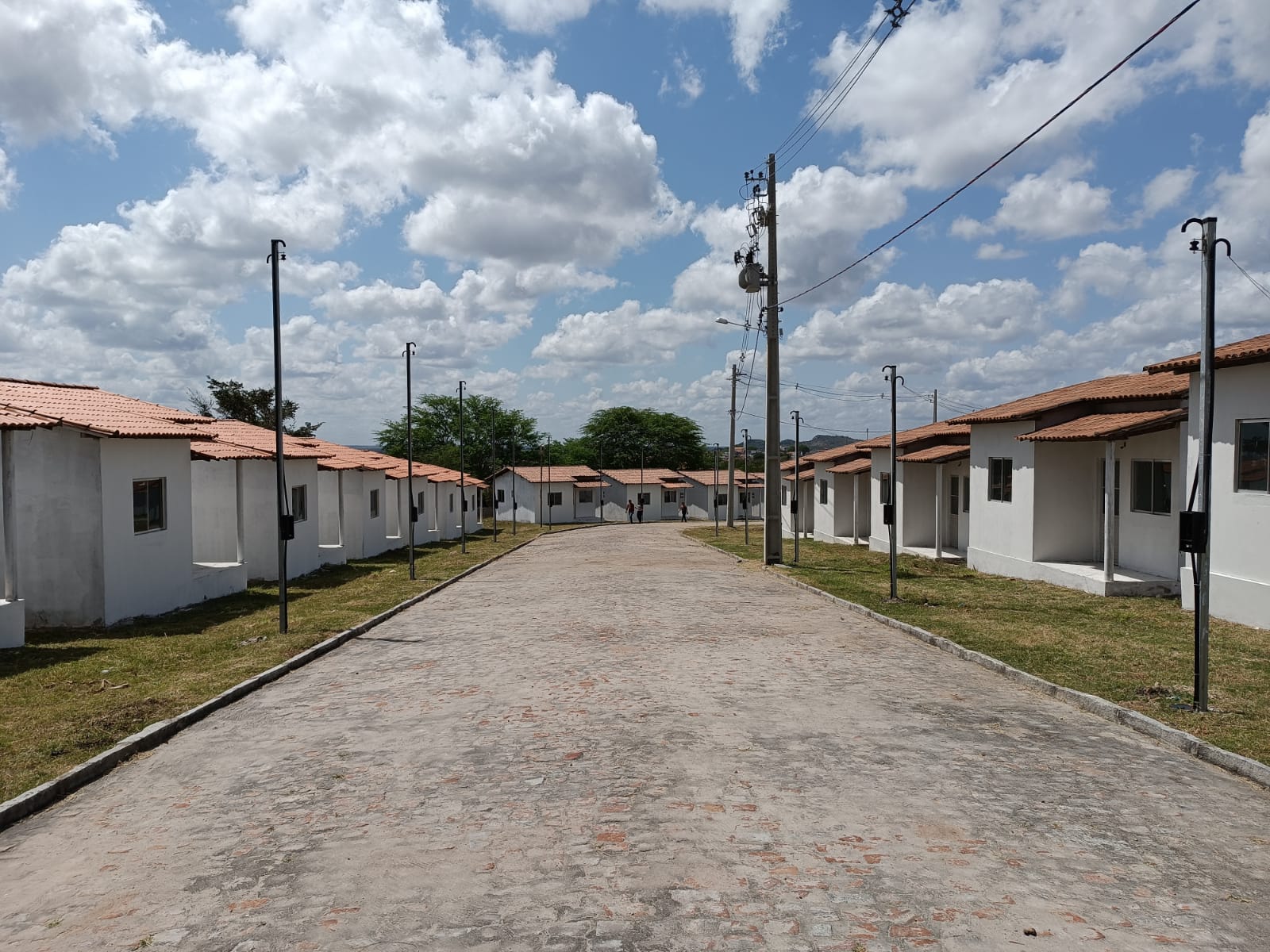 Prefeitura de Candeal entrega 30 casas à famílias carentes da cidade