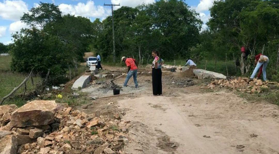 Lamarão: Prefeita visita obras de passagem molhada na zona rural do município 