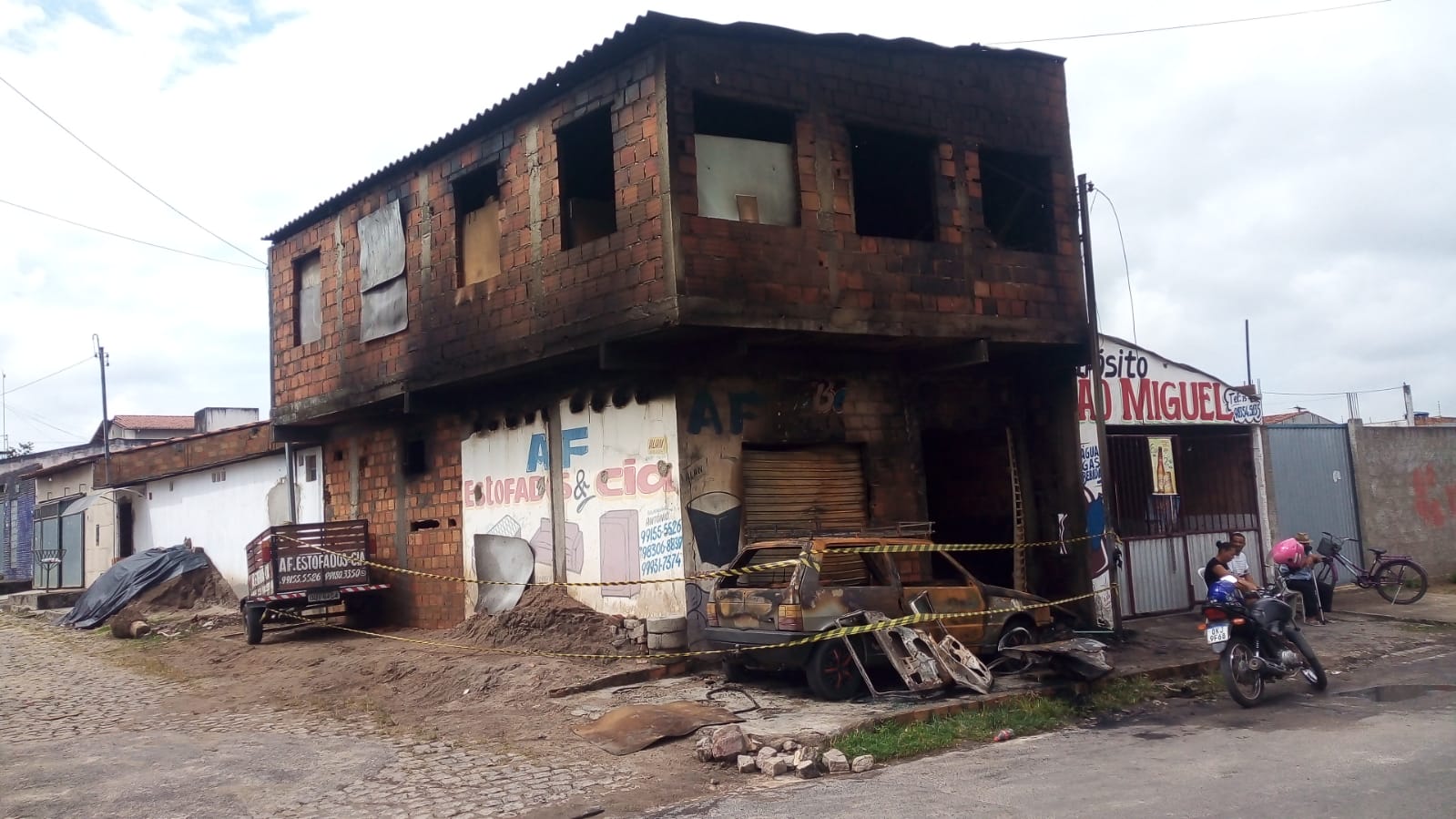 Fábrica de estofados pega fogo no bairro do Tomba