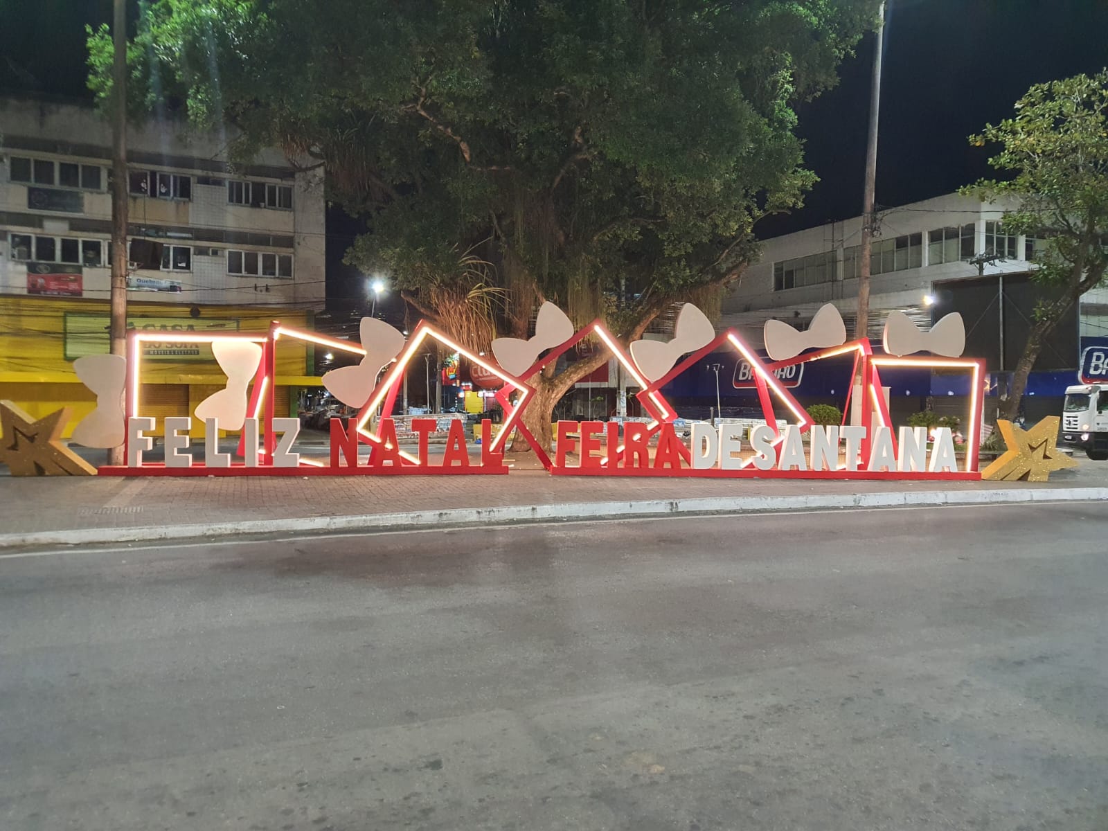 Prefeitura inaugura decoração de natal no centro de Feira nesta segunda (12)