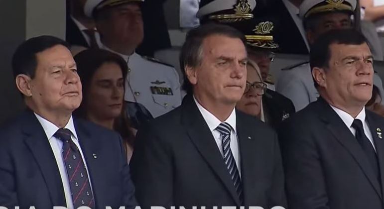Bolsonaro participa de evento militar da Marinha