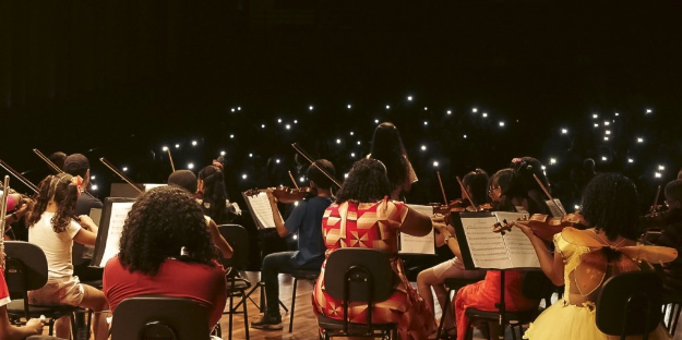 Orquestra e coro cênico Neojiba realizam apresentação no Teatro Amélio Amorim