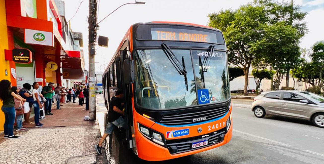 Prefeitura de Feira implanta pontos de ônibus na J.J. Seabra e Praça João Pedreira