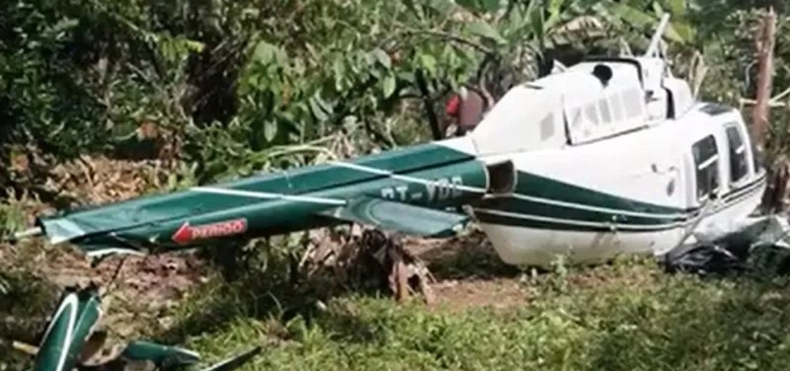 Com duas pessoas a bordo, helicóptero cai em zona rural de Itacaré