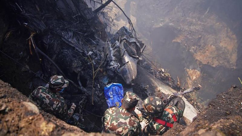Queda de avião deixa dezenas de mortos no Nepal 