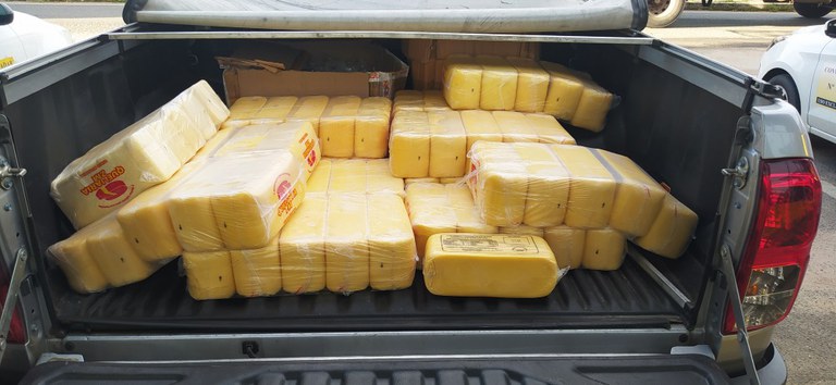 PRF flagra motorista transportando carga de queijo de forma irregular em Feira