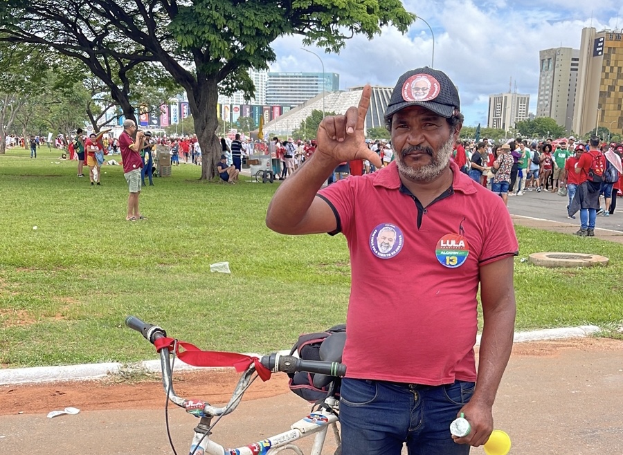 Agricultor percorre mais de 1.700 KM de bicicleta para acompanhar posse de Lula