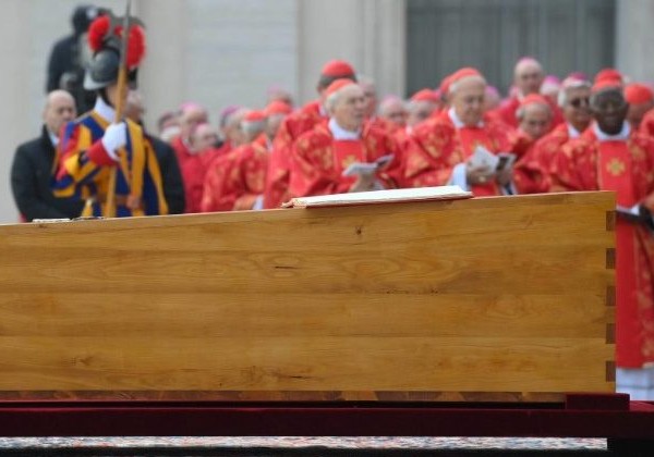 Bento XVI é sepultado em solenidade presidida pelo Papa Francisco